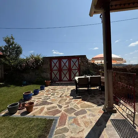 A Casa Amarela Guest Bed & Breakfast